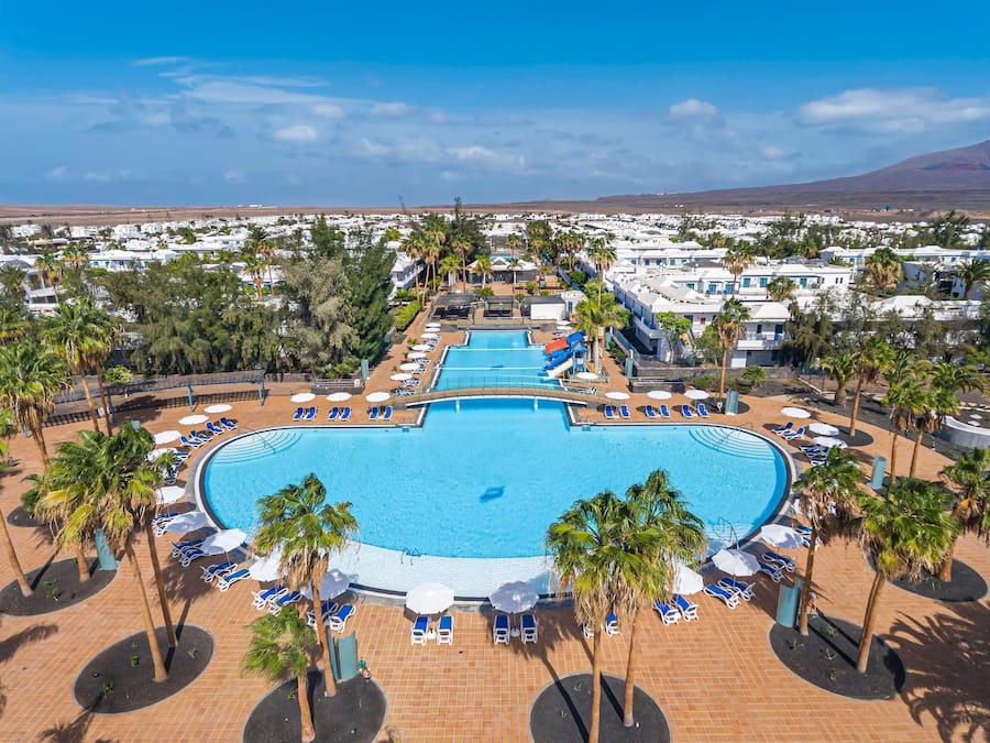 15 outdoor pools, open 10:00 AM to 7:00 PM, pool umbrellas