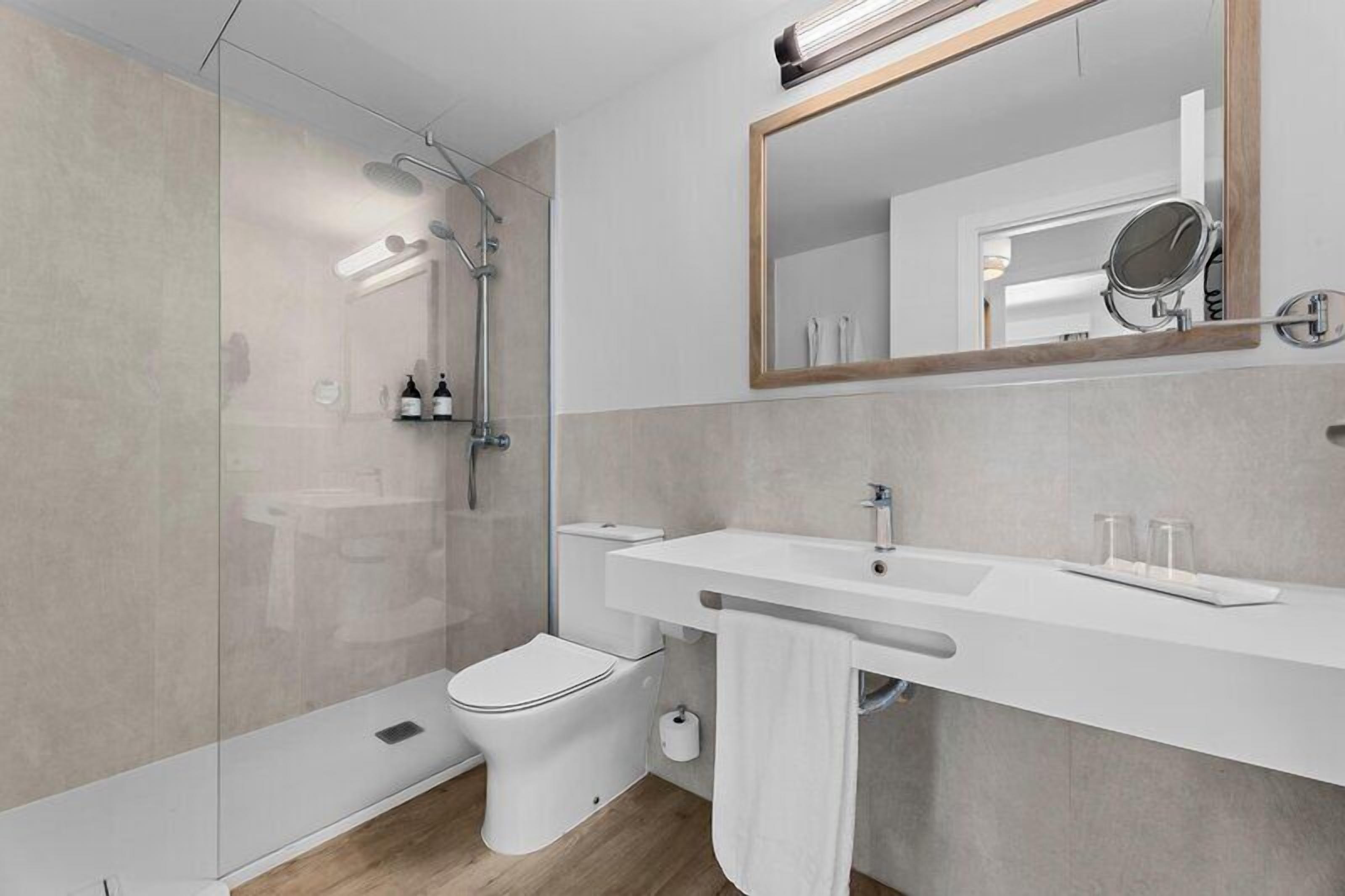 Tina profunda, amenidades de ba ño gratuitas, secadora de cabello 