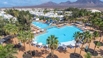 15 udendørs pools, åben fra kl. 10.00 til kl. 19.00, parasoller