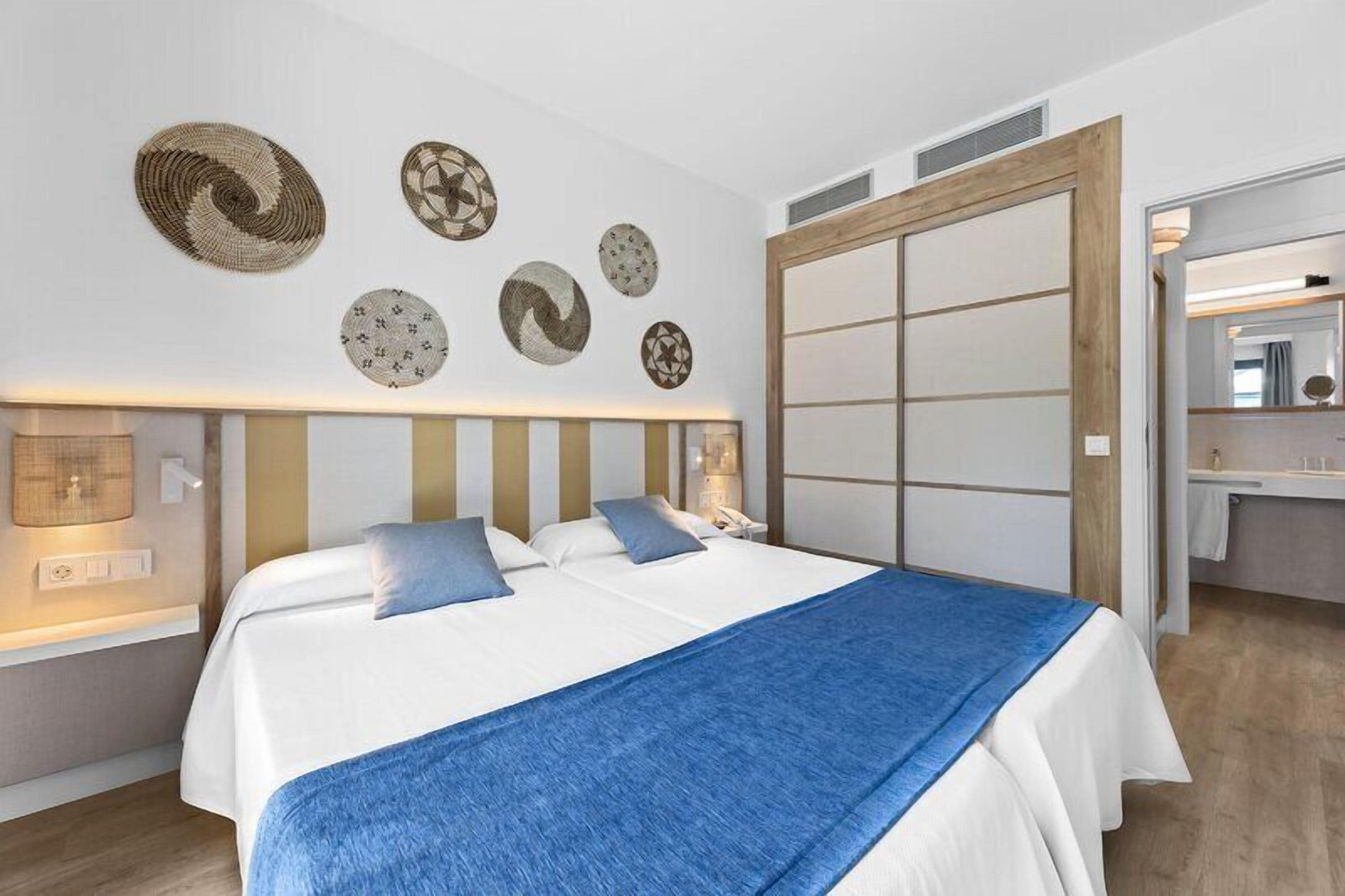 Caja fuerte, cunas gratuitas, wifi gratis y ropa de cama