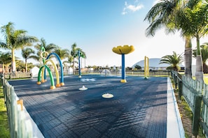 15 piscines extérieures, parasols de plage, chaises longues