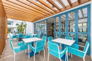 3 restaurants, breakfast served - THB Tropical Island Aparthotel (Yaiza)