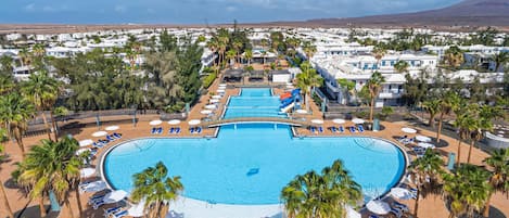 15 piscines a l'aire lliure (horari: 10:00-19:00), para-sols i gandules