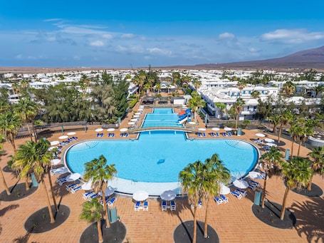 15 室外游泳池,10:00 至 19:00 开放,池畔遮阳伞,日光浴躺椅