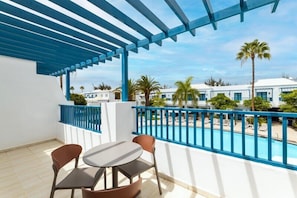 3 restaurants, breakfast served - THB Tropical Island Aparthotel (Yaiza)