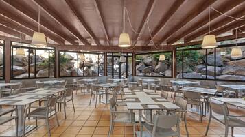 3 restaurants, breakfast served