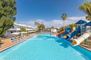 15 outdoor pools, open 10:00 AM to 7:00 PM, pool umbrellas