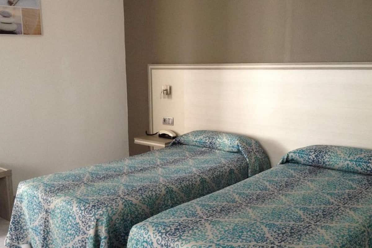 Minibar, Zimmersafe, Schreibtisch, Verdunkelungsvorhänge