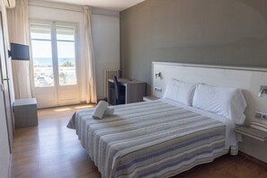 Minibar, coffres-forts dans les chambres, bureau, rideaux occultants