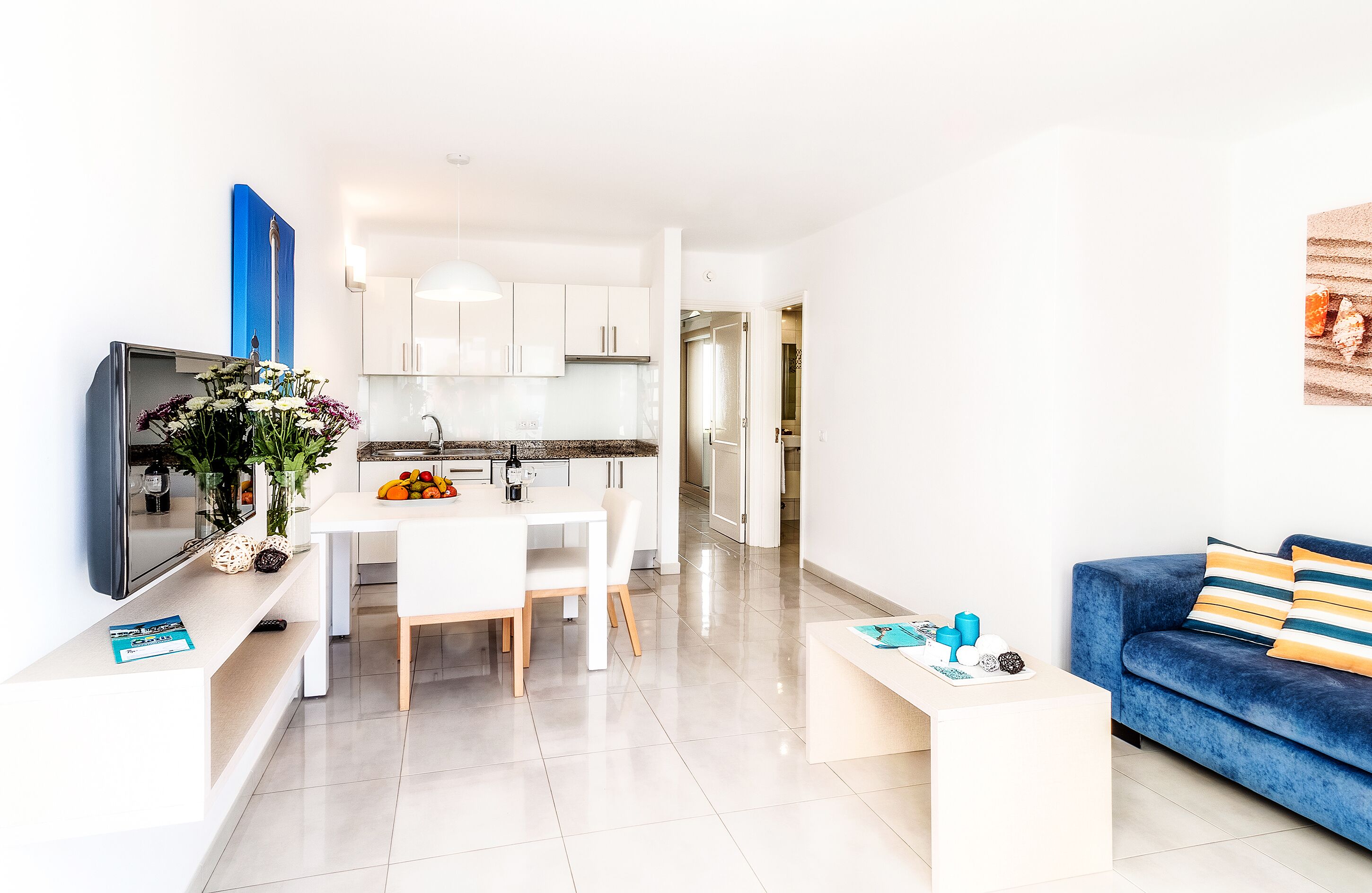 Un apartamento moderno con cocina, comedor y sala de estar.