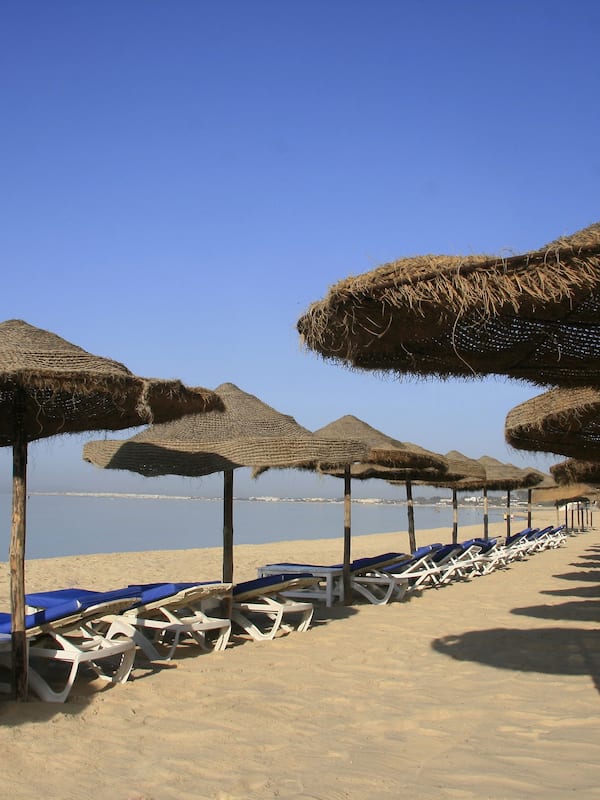 Privat strand, vit sandstrand, solstolar och parasoller