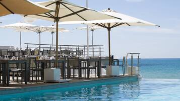 Una piscina cubierta, 2 piscinas al aire libre, sombrillas, tumbonas