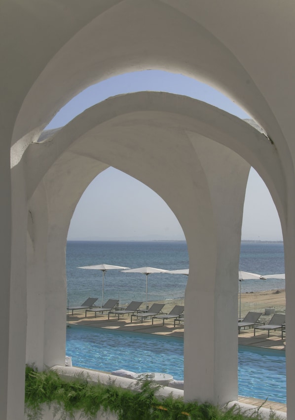 Private beach, white sand, sun loungers, beach umbrellas - The Sindbad (Hammamet)