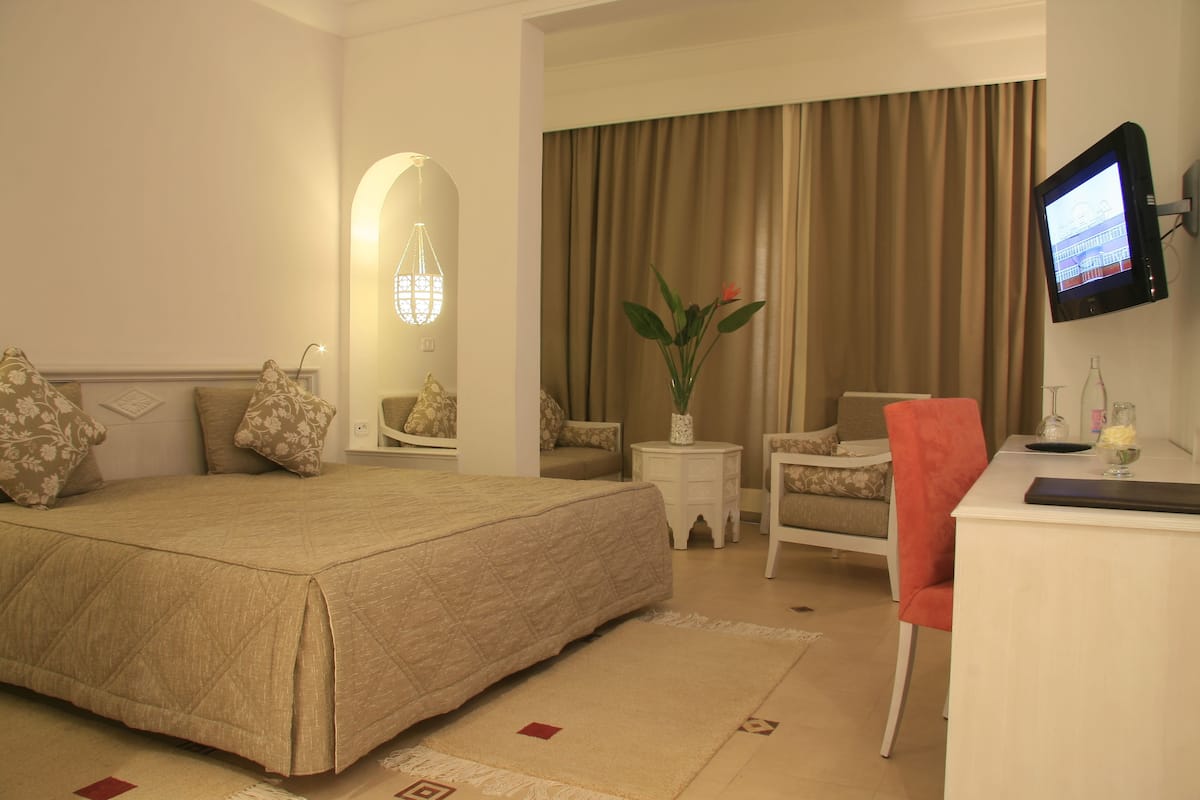 premium bedding, minibar, in-room safe, desk