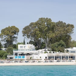 Privat strand, vit sandstrand, solstolar och parasoller