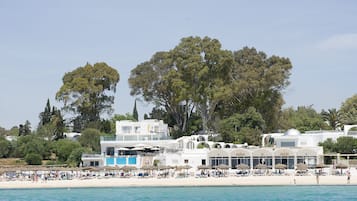 Spiaggia privata, sabbia bianca, lettini da mare, ombrelloni