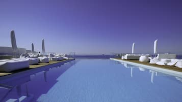Una piscina cubierta, 2 piscinas al aire libre, sombrillas, tumbonas