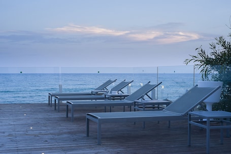 Una piscina techada, 2 piscinas al aire libre, sombrillas
