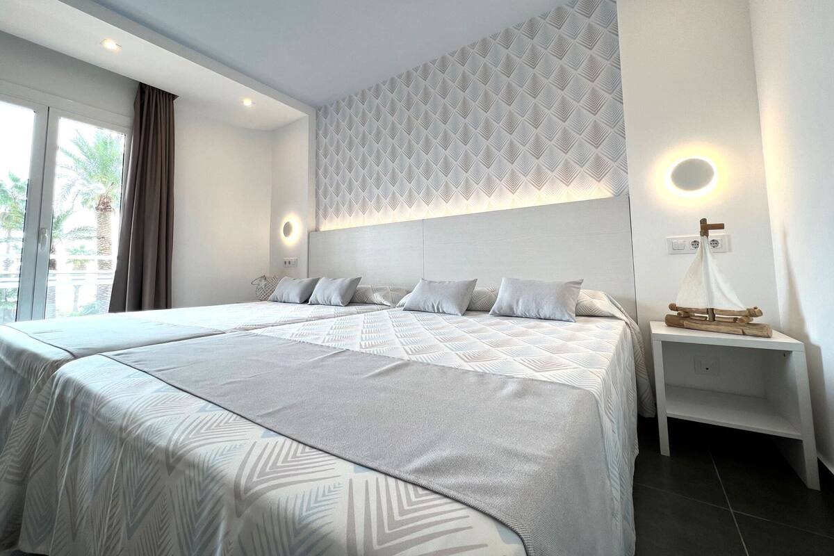 Caja de seguridad en la habitación, cortinas blackout y ropa de cama