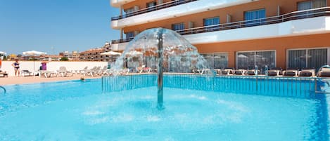 Piscine extérieure, parasols de plage, chaises longues