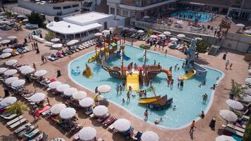Een buitenzwembad, parasols voor strand/zwembad