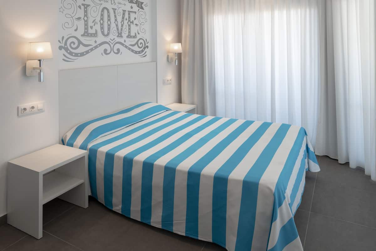 Caja de seguridad en la habitación, cortinas blackout y ropa de cama