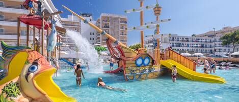 Una piscina al aire libre, sombrillas, sillones reclinables de piscina