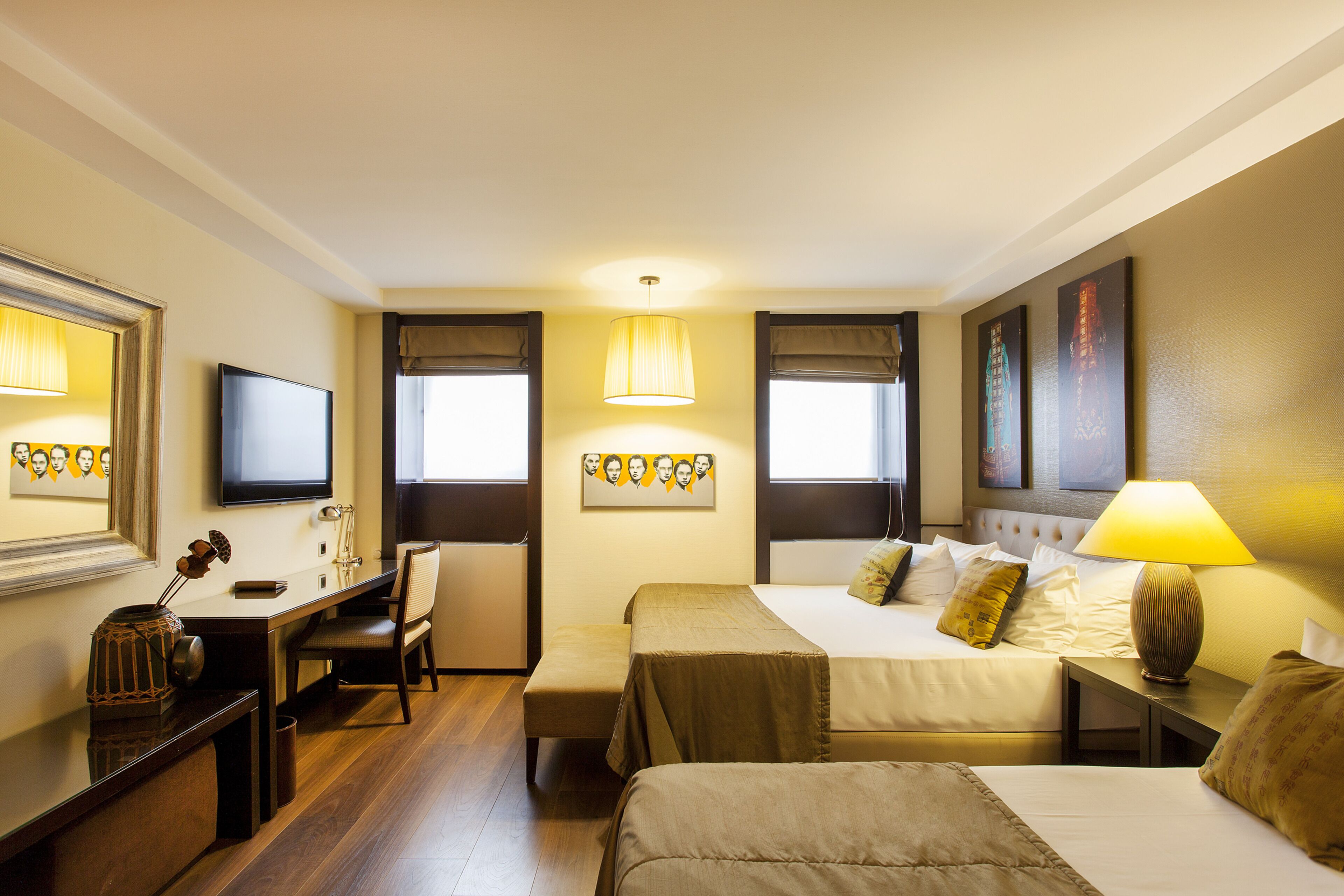 Lower Ground Floor Quadruple Room | Una cassaforte in camera, una scrivania, tende oscuranti