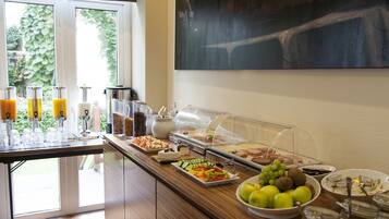Daily continental breakfast (EUR 17.00 per person)