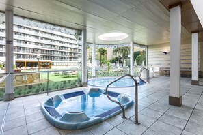 A pool area with hot tubs and a view of a hotel building. - Anabel Hotel (Lloret de Mar)