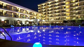 Piscine couverte, piscine extérieure, chaises longues