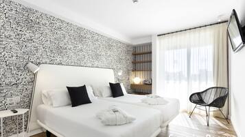 Comfort tweepersoonskamer, uitzicht op zwembad | Een minibar, een kluis op de kamer, een strijkplank/strijkijzer