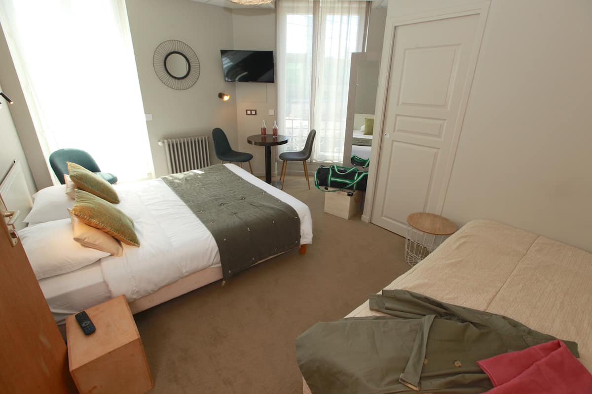 Chambre Triple Confort | Décoration personnalisée, bureau, chambres insonorisées, Wi-Fi gratuit