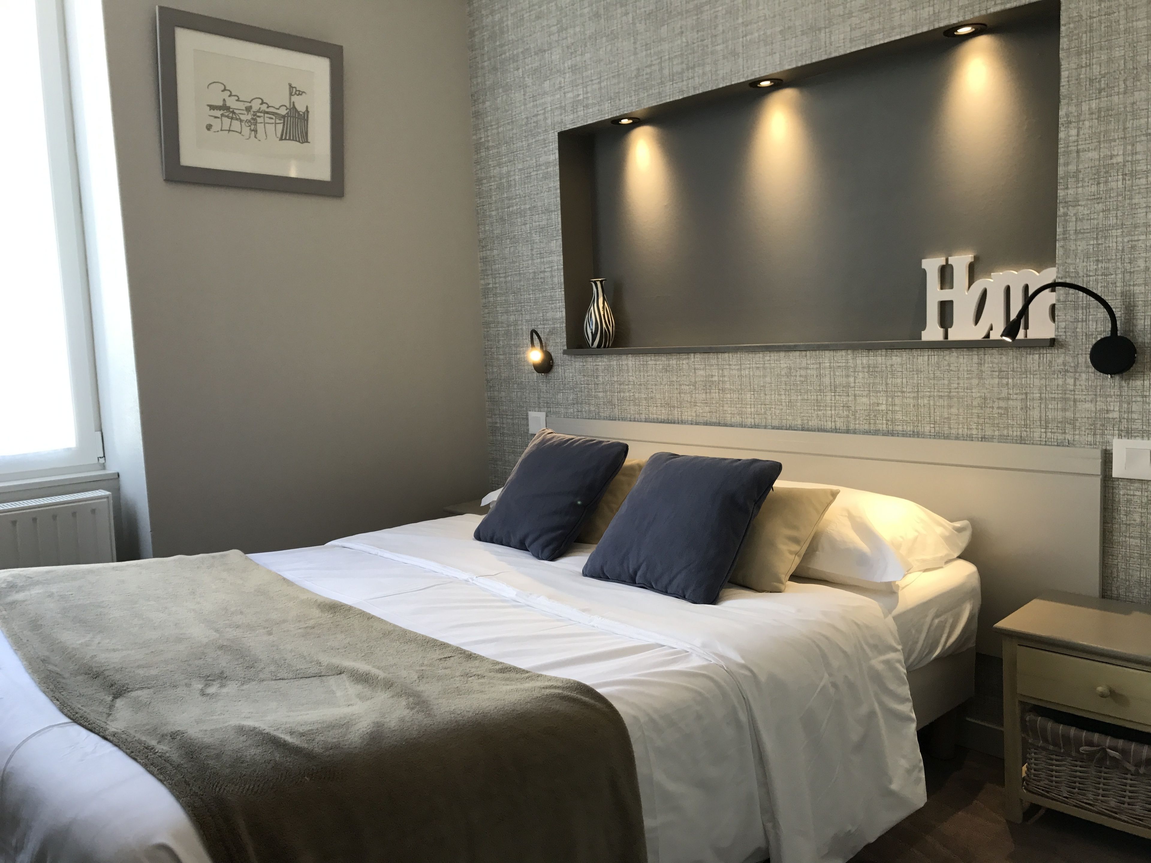 suite, bathtub | individually decorated, desk, soundproofing, free wifi