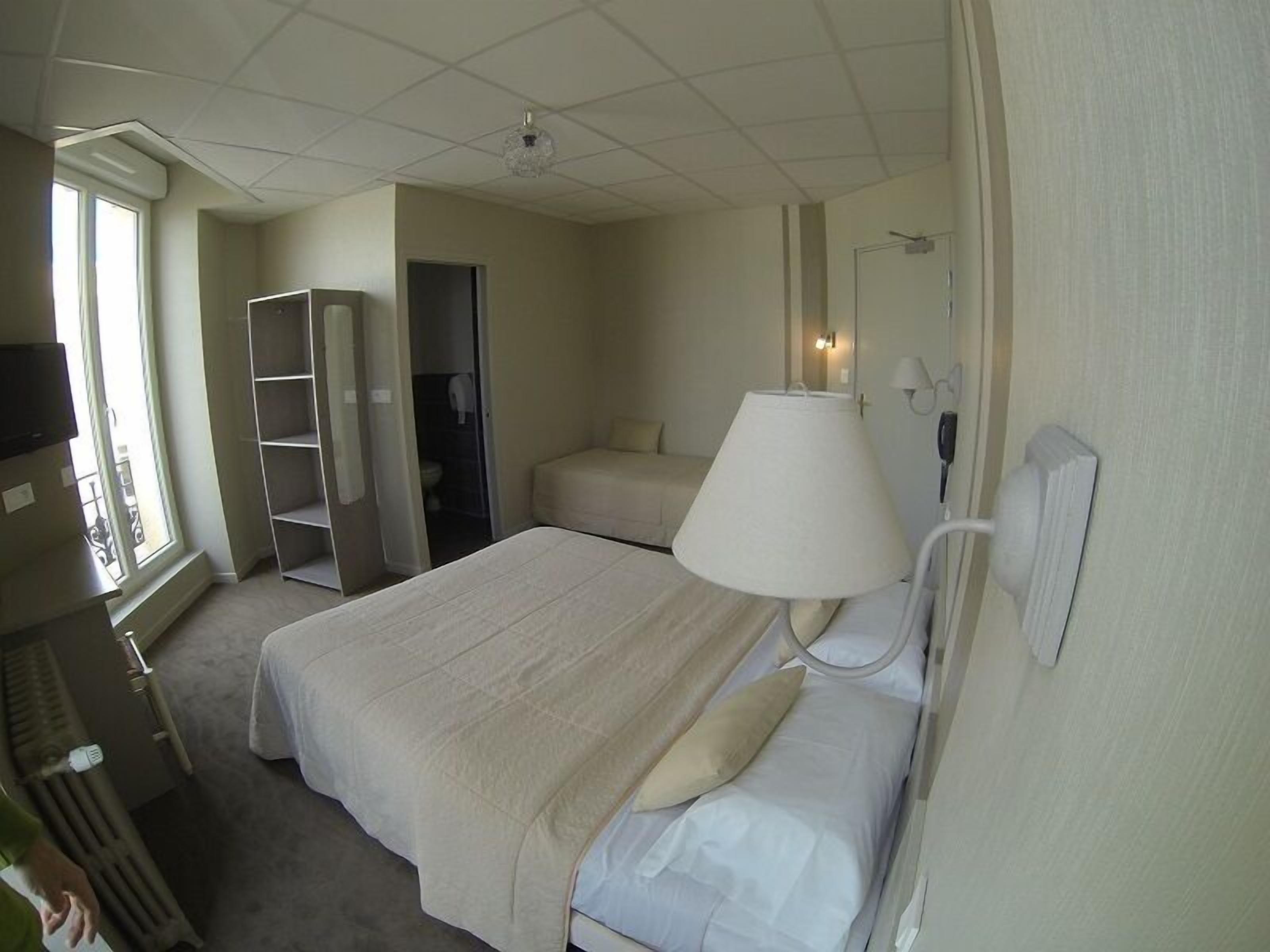 triple room | individually decorated, desk, soundproofing, free wifi