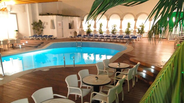 Outdoor pool, sun loungers - Hotel Miami (Calella)