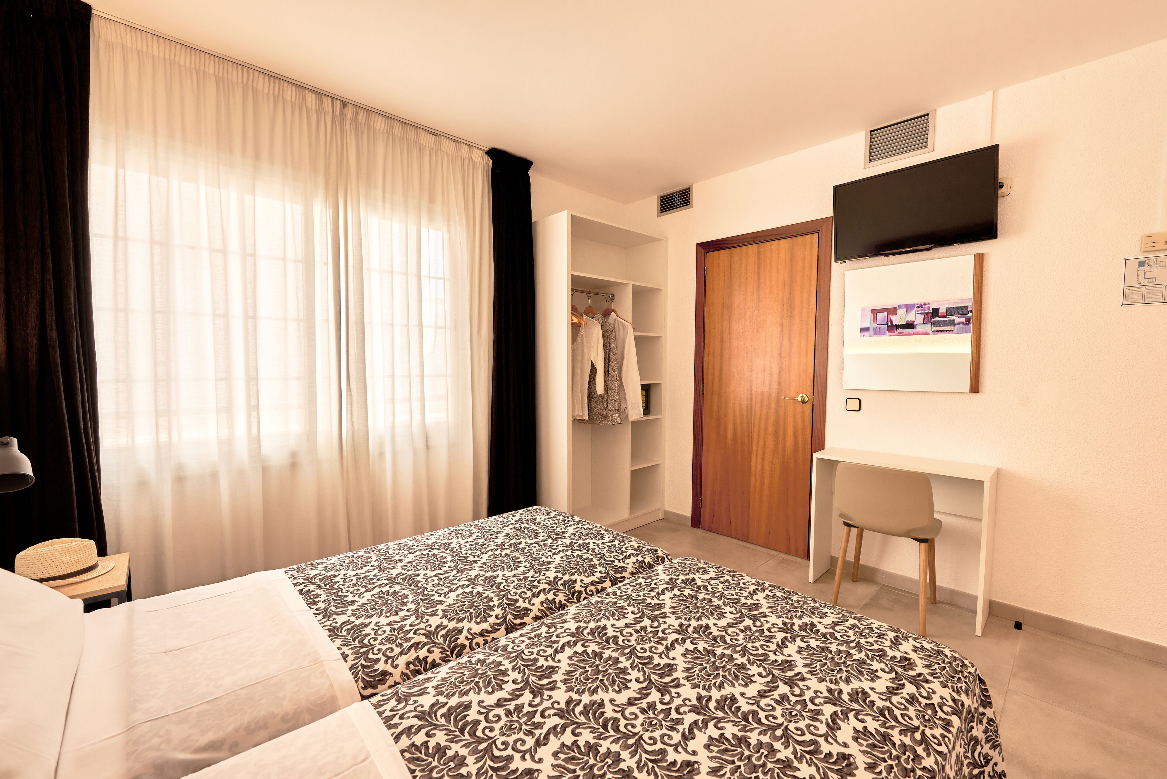 economy double room | in-room safe, individually furnished, free wifi
