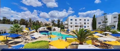 Una piscina cubierta, una piscina al aire libre