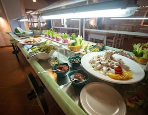 Melayani sarapan