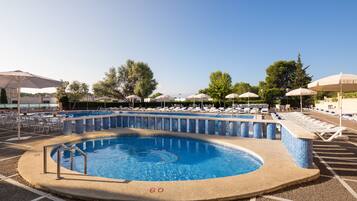 Piscine extérieure, parasols de plage, chaises longues
