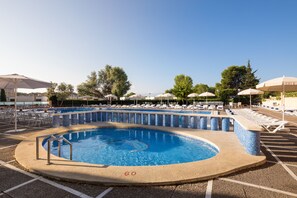 Piscine extérieure, parasols de plage, chaises longues