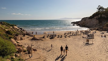 Una spiaggia nelle vicinanze