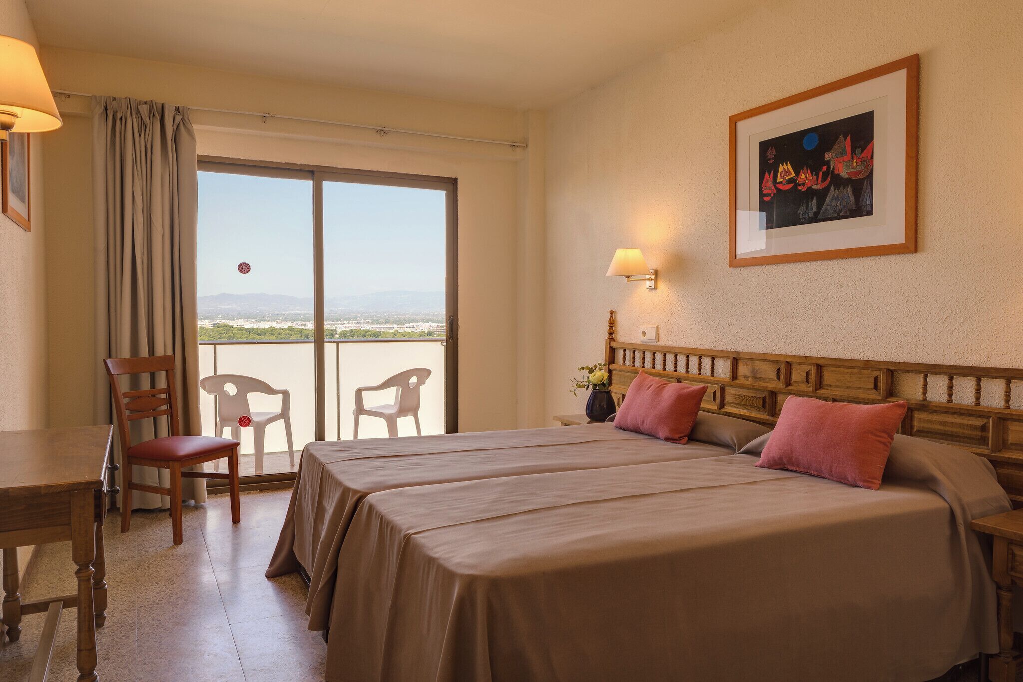 Escritorio, wifi gratis y ropa de cama 