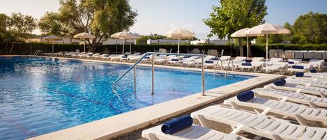 Outdoor pool, pool umbrellas, sun loungers