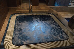 三溫暖烤箱、土耳其浴、美體療程、水療、熱石按摩、運動按摩