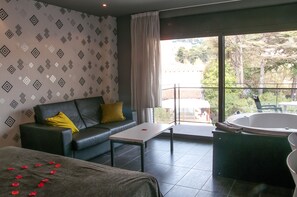 Caja de seguridad en la habitación, escritorio y cortinas blackout 