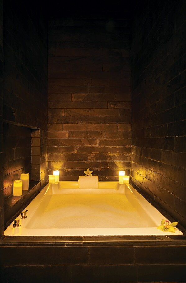Couples treatment rooms, sauna, hot tub, steam room, body treatments