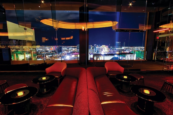 2 bares/lounges, saguão/lounge, bar na cobertura