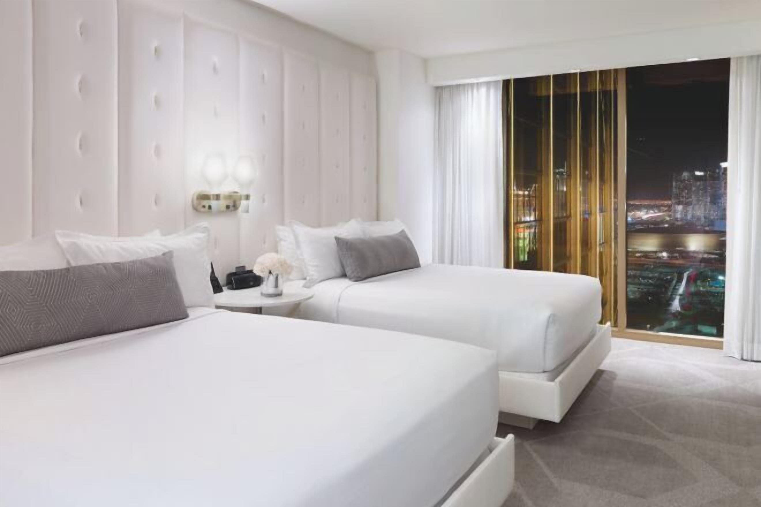 1 makuuhuone, ylelliset vuodevaatteet, pillowtop-patjalliset sängyt