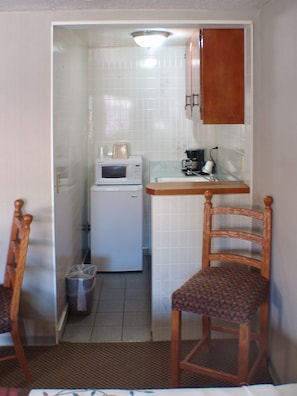 Standard Room, 1 Queen Bed, Non Smoking | Private kitchenette | Fridge, microwave, coffee/tea maker
